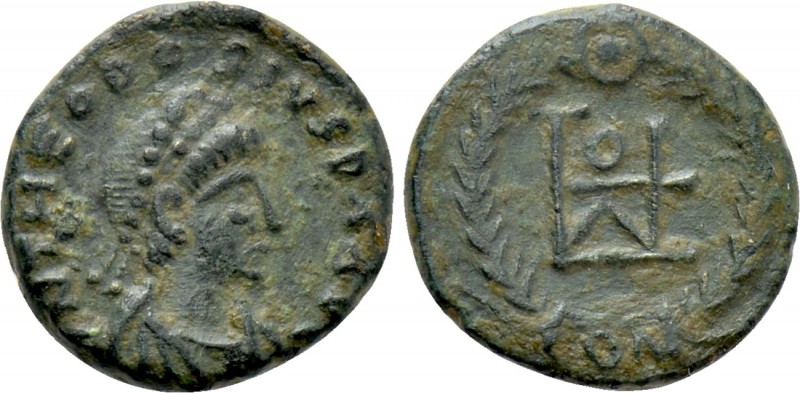THEODOSIUS II (402-450). Nummus. Constantinople. 

Obv: D N THEODOSIVS P F AVG...