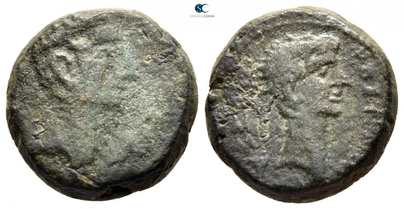 Macedon. Thessalonica. Augustus, with Divus Julius Caesar 27 BC-AD 14.
Bronze Æ...