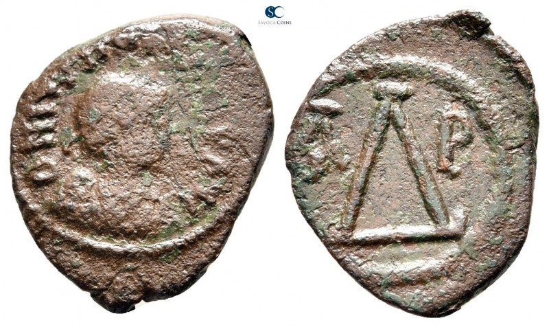 Justinian I AD 527-565. Thessalonica
4 Nummi Æ

17 mm., 1,72 g.



very f...