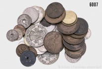 Umfangreiches Konv. von ca. 40 Kleinmünzen verschiedener Länder (u. a. Großbritannien, Frankreich, Dänemark, Österreich). Unterschiedliche Erhaltungen...