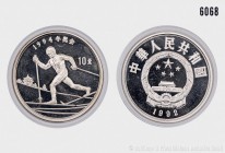 China, 10 Yuan 1992, anlässlich der XVII. Olympischen Winterspiele 1994 in Lillehammer. Skilangläufer. 30,00 g; 39 mm. Schön 405. 900er Silber. PP in ...