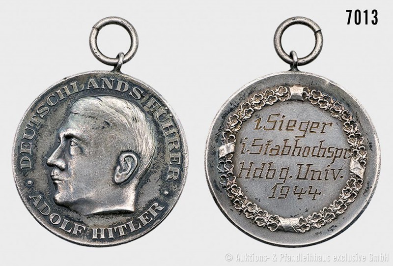 Drittes Reich, tragbare Medaille (Messing versilbert) mit dem Porträt Adolf Hitl...