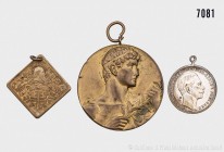 Konv. von 3 Wormser Medaillen, bestehend aus: Tragbare Erinnerungsmedaille 1886, in Kipperform, anlässlich des XVI. Mittelrheinischen Turnfestes. Dazu...