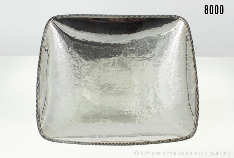 Anbietschale, um 1925, 835er Silber, Hammerschlag. 33,5 x 31,2 cm. 1372 g. Leich...