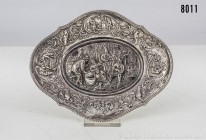 Kleine, reich verzierte Silberschale mit unterhaltsamen Szenen. Niederlande, um 1900, 833 Silber. 114 g; 16 x 12,5 cm. Sehr guter Zustand.