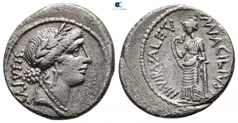 Man. Acilius Glabrio 49 BC. Rome
Denarius AR

20 mm., 3,61 g.

Laureate hea...