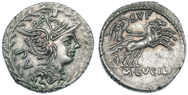 LUCILIA. Denario. N. de Italia (101 a.C.). A/ Cabeza de Roma a der. dentro de lá...