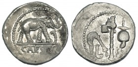 JULIO CÉSAR Denario. Galia (54-51 a.C.). A/ Elefante avanzando a der. pisando carnyx galo; en exergo CAESAR. R/ Símpulo, aspérgilo, hacha y apex. CRAW...