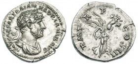 ADRIANO. Denario. Roma (119-122). R/ Victoria volando a der. con trofeo; P. M. TR. P. COS. III. RIC-101. EBC-.