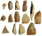 PREHISTORIA. Lote de catorce útiles líticos. Período Musteriense y Neolítico. Homo Neandertalensis y Homo Sapiens (60.000 a.C. y 8.000 a.C.). Sílex y ...