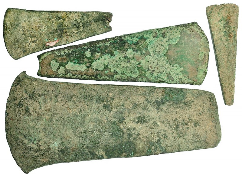 PREHISTORIA. Lote de cuatro hachas. Edad del Bronce (II Milenio a.C.). Bronce Lo...