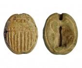 EGIPTO. ESCARABEOS DE BAJA ÉPOCA (664-525 A.C.). Fayenza. Tipo de tumba. Longitud 12 mm. Falta matérica en el reverso. Colección Moustaki.