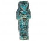 EGIPTO. DINASTÍA XXI-XXIII (1070-715 a.C.). Ushabti. Fayenza vitrificada. Altura 10,5 cm. Subasta Bonhams 2019. Incluye soporte.