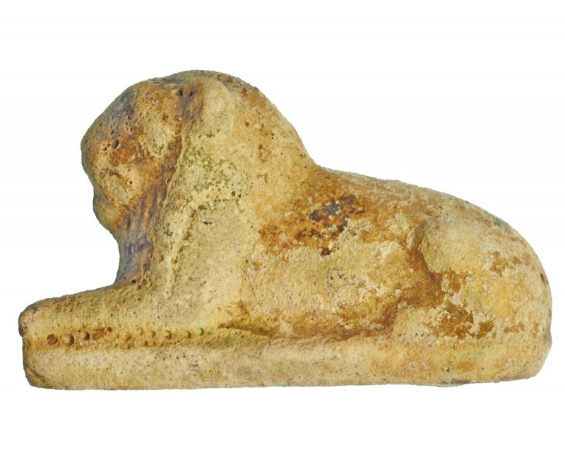 CULTURA FENICIA. Figura de león tumbado. Siglo III a.C. Fayenza. Longitud 6,5 cm...