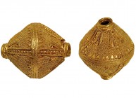 CULTURA FENICIA. Cuenta de collar. Siglo IV a.C. Adorno con filigrana. Oro. Longitud 22 mm.