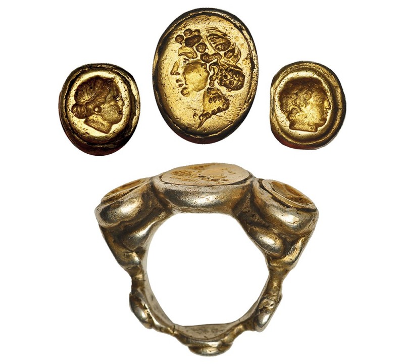 GRECIA. Anillo. Siglo IV a.C. Oro y electro. Parte inferior decorada con tres di...