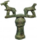 CULTURA IBÉRICA. Aplique. Siglo II a.C. Con ciervo y felino. Bronce. Altura 9,0 cm. Roto (falta tercer animal).