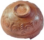 ROMA. Cuenco. Siglo II-III d.C. Adornado con escudos, espigas y aves. Terra sigilata. Diámetro interior 14,0 cm. Faltas matéricas en la boca y restaur...
