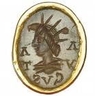 ROMA. Entalle. Siglo IV d.C. Entalle incrustado en colgante de oro. Representa a Helios. Icripción AVGVSTA. Cornalina y oro. Altura 15 mm.