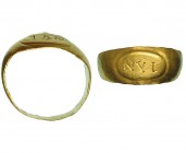 ROMA. Anillo. Siglo III d.C. Con inscripción NVI dentro de un óvalo. Oro. Diámetro inteior 18 mm.