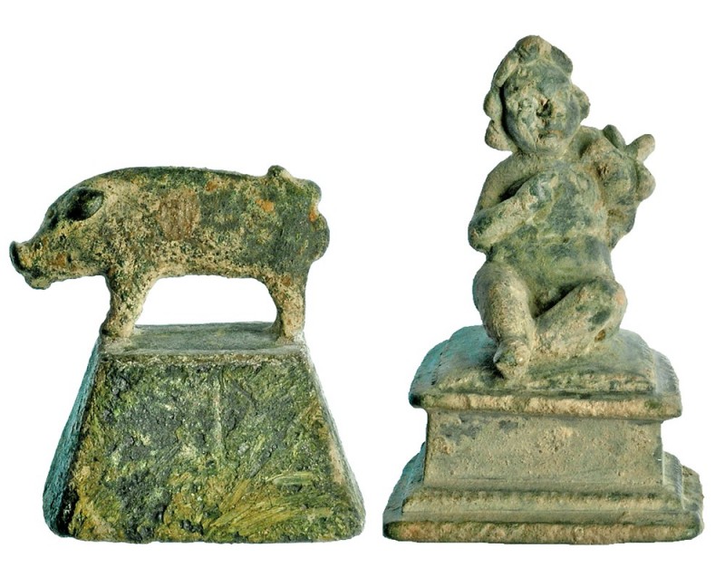 ROMA. Lote de dos figuras. Siglo II-III d.C. Jabalí con soporte y amorcillo con ...