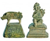ROMA. Lote de dos figuras. Siglo II-III d.C. Jabalí con soporte y amorcillo con ave y soporte. Bronce. Altura con soporte 5,0 cm y 6,7 cm.