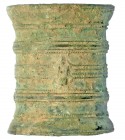 ROMA. Recipiente. Siglo. II d.C. Con adornos. Bronce. Altura 4,0 cm.