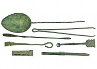 ROMA. Lote de de siete intrumentos médicos y de perfume. Siglo IV d.C. Contiene una cucharilla, pinzas y removedores. Bronce. Longitud 3,0-14,0 cm.