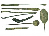 ROMA. Lote de siete instrumentos médicos y de perfume. Siglo IV. d.C. Contiene pinzas, dos cucharillas, cuchara, removedor y un cuchillo. Bronce. Long...