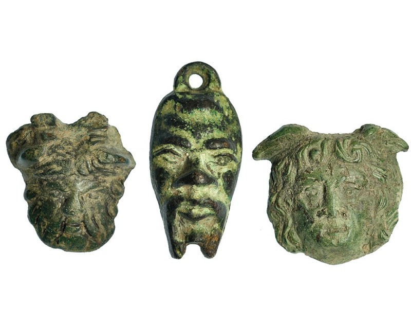 ROMA. Lote de tres cabezas. Siglo II d.C. Un colgante con negroide, una cabeza m...