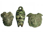 ROMA. Lote de tres cabezas. Siglo II d.C. Un colgante con negroide, una cabeza masculina y una cabeza de Mercurio. Bronce. Altura 4,5cm, 3,5 cm y 3,7 ...