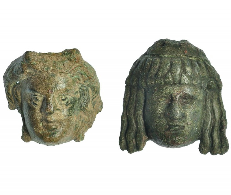 ROMA. Lote de dos cabezas masculinas. Siglo III d.C. Bronce. Altura 4,5 y 4,0 cm...