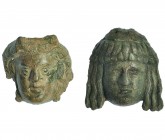 ROMA. Lote de dos cabezas masculinas. Siglo III d.C. Bronce. Altura 4,5 y 4,0 cm. Con tocado.
