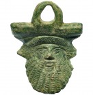 ROMA. Asa de caldero. Siglo IV d.C. Representa cabeza barbada. Bronce. Altura 8,0 cm. Bonita pátina verde.