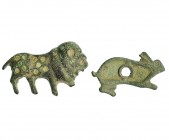 ROMA. Lote de dos apliques. Siglo V d.C. Representa conejo y león. Bronce. Longitud 3,0 y 3,5 cm.