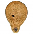 ROMA. Lucerna. Siglo II d.C. Cerámica. Representa Victoria alada con escudo de buenos augurios. Longitud 9,5 cm.