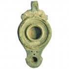 ROMA. Lucerna. Siglo II-III d.C. Bronce. Longitud 11,8 cm.