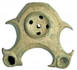 ROMA. Lucerna. Siglo I d.C. Bronce. Tipo de doble boca. Longitud 13,5 cm.