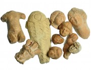 ROMA. Lote de diez fragmentos de terracota. Siglo II-III d.C. Representan cinco cabezas femeninas, dos masculinas, un cuerpo fragmentado de niño, un p...