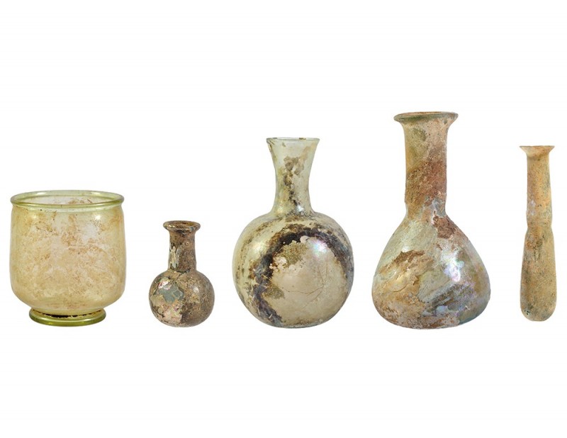 ROMA. Lote de cuatro ungüentarios y un vaso. Siglo II-III d.C. Vidrio con irisac...