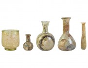 ROMA. Lote de cuatro ungüentarios y un vaso. Siglo II-III d.C. Vidrio con irisaciones. Altura 8,5; 5,5; 12,0; 13,5 y 9,5 cm.