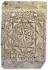 PERÍODO PALEOCRISTIANO. Placa decorativa. Siglo III-IV d.C. Adobe cocido. Representa rosetón y puntas de diamante. Altura 39,5 cm.