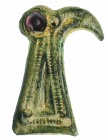 REINO VISIGODO. Aplique. Siglo VII d.C. Bronce y granate. Representa cabeza de águila. Altura 2,2 cm.