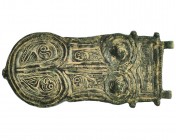 REINO VISIGODO. Hebilla. Siglo VII d.C. Bronce. Adornado con soles y aves. Longitud 10,0 cm.