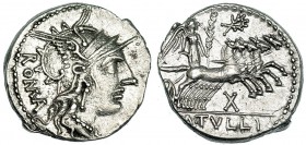 TULLIA. Denario. Roma (120 a.C.). R/ Victoria con palma en cuadriga a der.; encima una corona, debajo de los caballos X; ley. en el exergo: M. TVLLI. ...