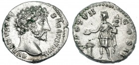 MARCO AURELIO. Denario. Roma (152-153). R/ Genius Exercitus de pie a izq. realizando sacrificio con pátera sobre el altar y sosteniendo estandarte mil...
