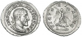 MAXIMINO I. Denario. Roma (235-236). R/ Victoria avanzando a der. con corona y palma; VICTORIA AVG. RIC-16. EBC-. Ex Cayón 30-11-1979, lote 15.