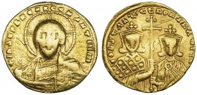 CONSTANTINO VII Y ROMANO I. Sólido. Constantinola (920-944). SBB-1751. Estuvo engarzada. Rayitas. MBC-.
