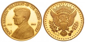 United States. Medalla. 10,41 g. Homenaje a JFK. Emitida por Numismática iIberia y viene presentada en cartera con certificado original. UNC. Est...37...