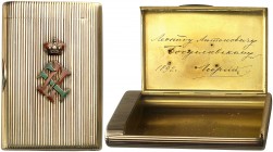 1892. Rusia. San Petersburgo. Cigarrera regalada por el Gran Duque Jorge Mikhalovich al teniente L. A. Bugalvsky. 154,77 g. 94x65x18 mm. Oro, con esma...